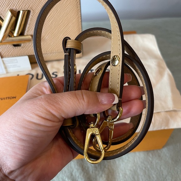 ✨Stunning Louis Vuitton Twist MM✨ - Picture 11 of 12